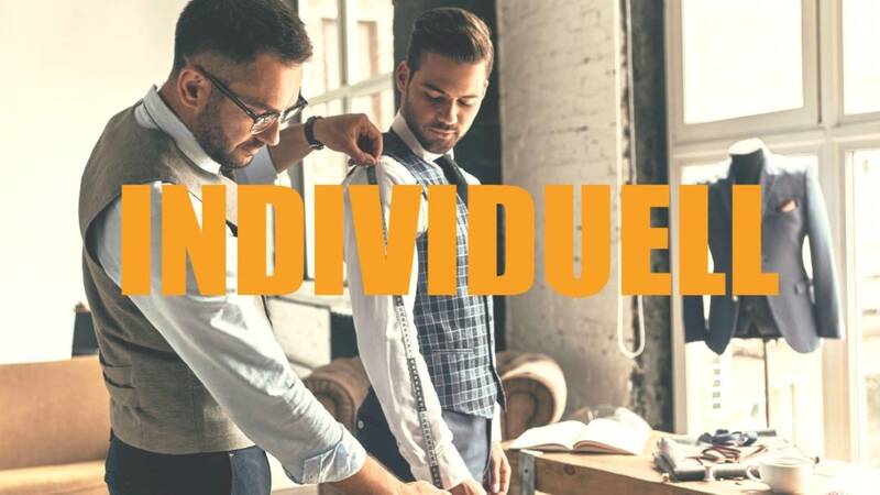 Zwei Männer, von denen einer den anderen mit einem Maßband vermisst, stehen in einem hellen Raum, während der Text "INDIVIDUELL" eingeblendet ist.