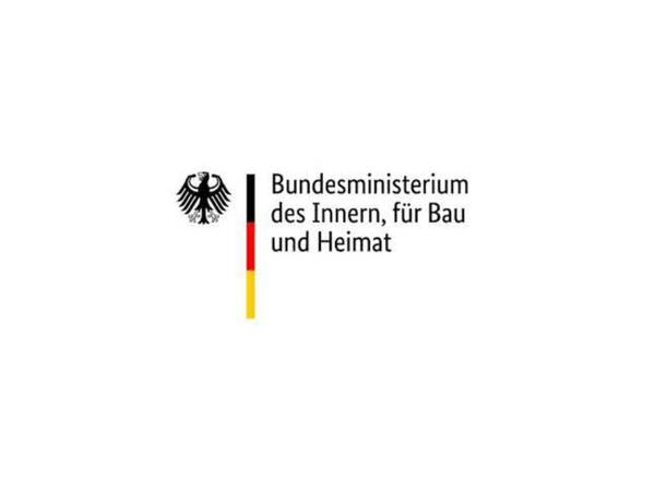 Das Logo zeigt in schwarzer Schrift, auf weißem Hintergrund den Schriftzug "Bundesministerium des Inneren, für Bau und Heimat", welcher durch eine horizontale Linie, die in den Farben Schwarz, Rot, Gold eingefärbt ist, von einem in schwarz eingefärbten Bundesadler getrennt wird.