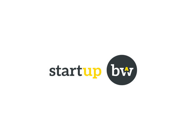 Das Logo zeigt in schwarzer Schrift, auf weißem Hintergrund das Wort "start" in Kleinbuchstaben, das um das Wort "up" in gelber Schrift ergänzt wird. Es folgt ein schwarzer Kreis, in dem in weißen Kleinbuchstaben "bw" aufgeführt wird, während das w in der Mitte in gelb eingefärbt ist und durch einen schwarzen Strich getrennt wird. 