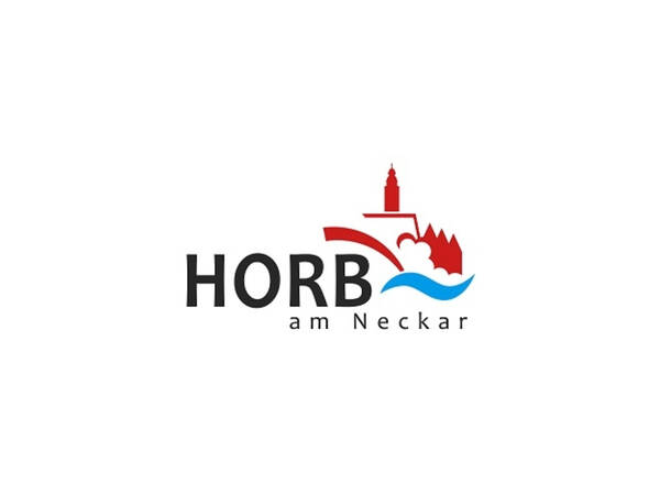 Das Logo zeigt in schwarzer Schrift, auf weißem Hintergrund die Großbuchstaben von dem Stadtnamen "Horb" und in Kleinbuchstaben "am Neckar". Die ergänzende Bildmarke zeigt in Rot die Stadtsilhouette von Horb und eine blaue Welle symbolisiert den Fluss Neckar. 