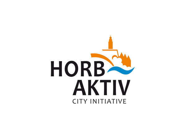 Das Logo zeigt in schwarzer Schrift, auf weißem Hintergrund die Großbuchstaben von "Horb Aktiv" und darunter in Großbuchstaben "City Initiative". Die ergänzende Bildmarke zeigt in Orange die Stadtsilhouette von Horb und eine blaue Welle symbolisiert den Fluss Neckar. 