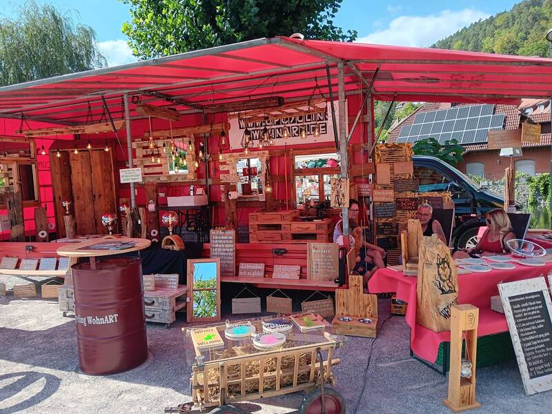 Ein Stand im Antikmarkt