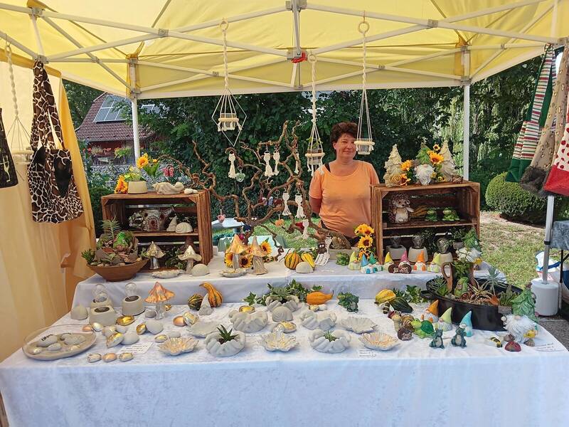Eine Frau die Gartenutensilien verkauft 