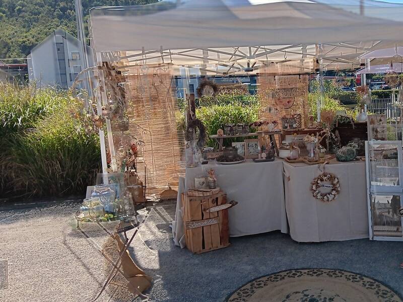 Ein Stand am Antikmarkt 