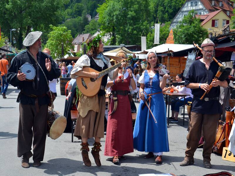 Fünf Personen im mittelalterlichen Gewand spielen Instrumente