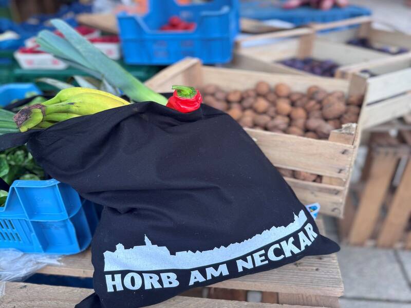 Ein Horb am Neckar Beutel mit Obst-, Gemüsestand am Wochenmarkt
