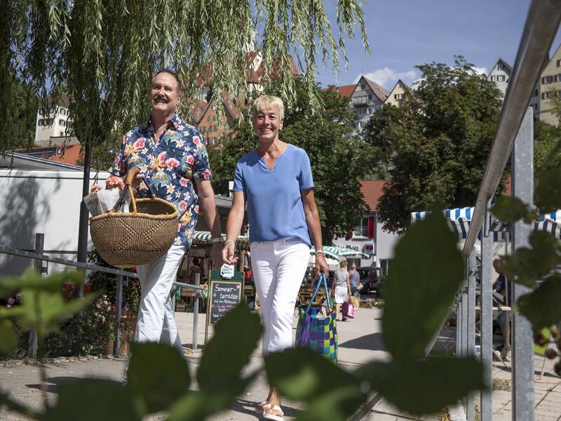 Ein Mann und eine Frau spazieren entlang des Flößerwasen