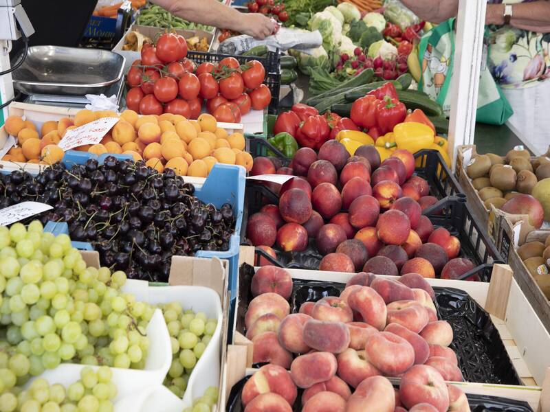 Ein Obst-, Gemüsestand am Wochenmarkt