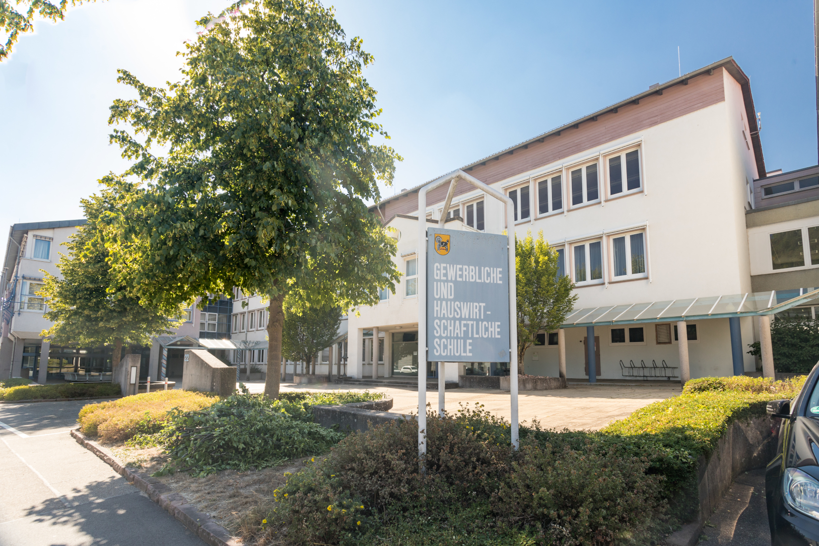 Das Bild zeigt den eingang zu der Gewerblichen und Hauswirtschaftlichen Schule in Horb.