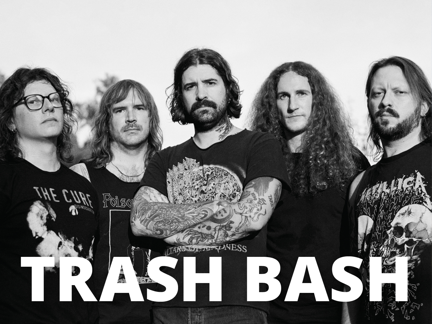 Eine Gruppe von fünf Personen mit T-Shirts von Rockbands posiert mit ernstem Gesichtsausdruck; der Text "TRASH BASH" steht im Vordergrund.